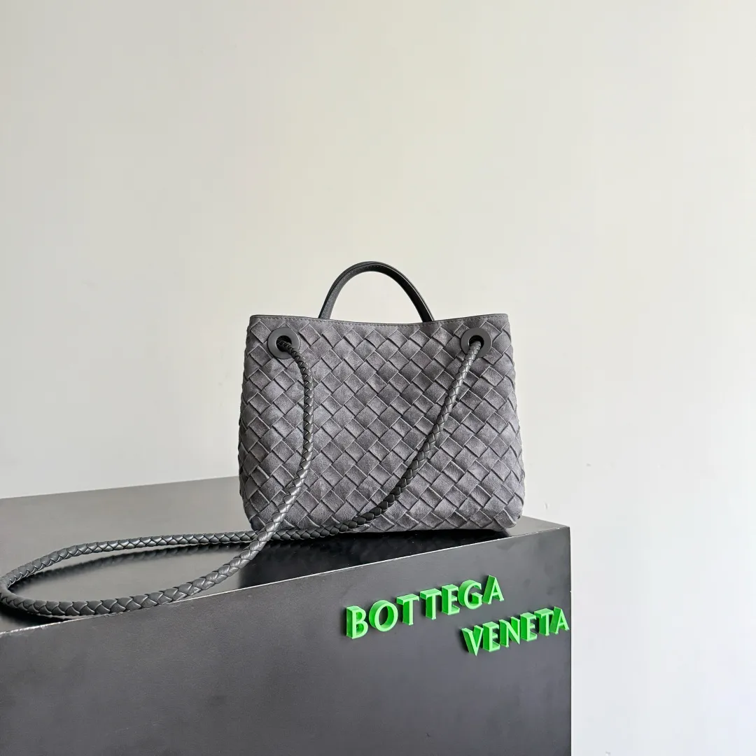 The new Andiamo batch of 3060 BV is shipped‼ ️The classic intercciato weaving process is used to create a soft bag, the metal knot is made of micro-cast aluminum using jewelry technology🪢, and the decorative beads are made of metal and hand-polished oak, allowing you to jump repeatedly between elegance and fun💃, making it unpredictable. Classic and versatile, it shows off your temperament, and the bag has a large capacity, making it very convenient for daily commuting! It has a variety of carrying methods, the shoulder straps can be adjusted by yourself, the original lambskin feels soft and delicate, and the unisex style breaks gender boundaries and brings a more practical and long-lasting use experience. The Andiamo, which has both elegant and casual styles, perfectly interprets the "fashionable old money style". Style number: 743568+wood hardware Color: suede graphite gray Size: 25*22*10.5cm